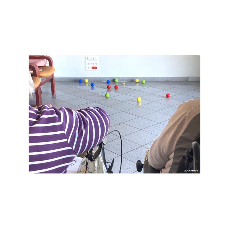 Pétanque d'intérieur - activité pour personnes âgées et seniors en ehpad