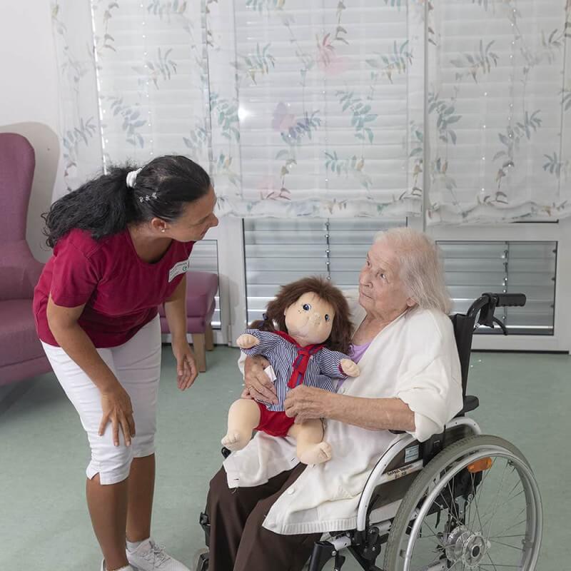 Poupée empathique fille - Objet transitionnel pour Alzheimer