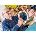 Couronne de cymbalettes pour un atelier musical avec des seniors
