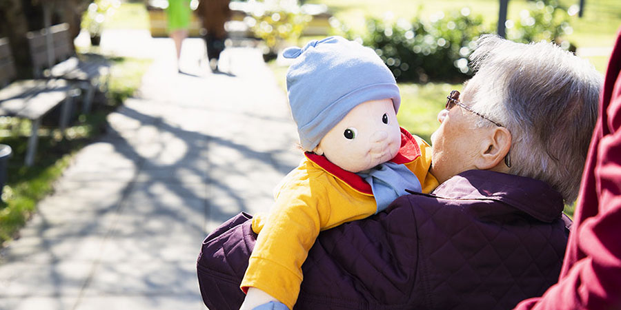 Poupée empathique pour une personne âgée Poupée empathique pour une personne âgée