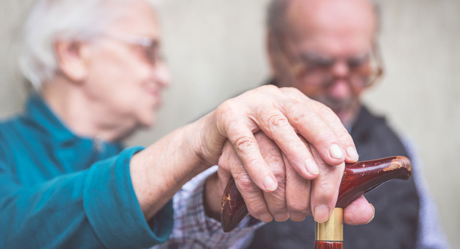 Comment utiliser une poupée d'empathie avec une personne âgée