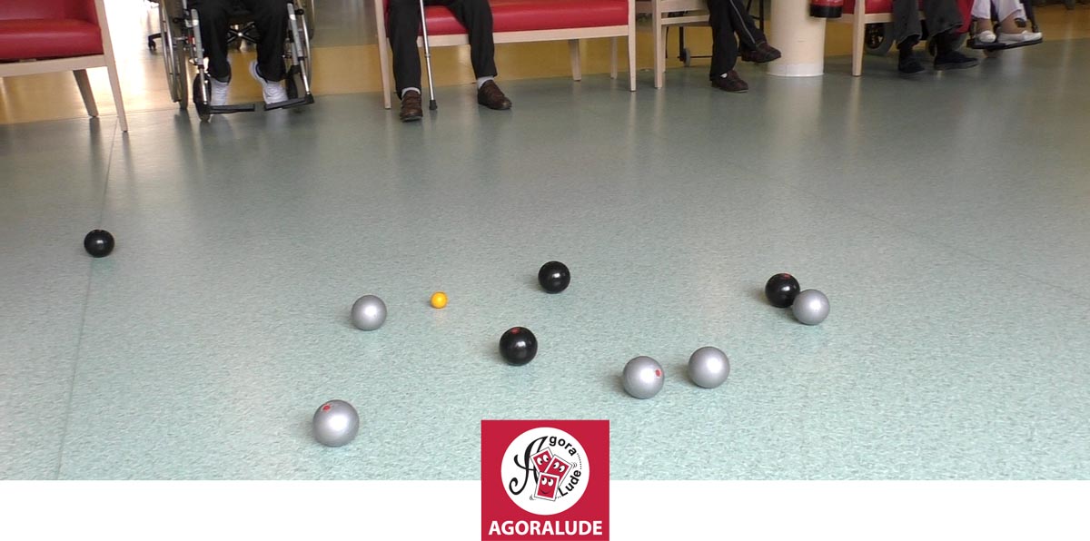 Pétanque d'intérieur - activité pour personnes âgées et seniors en ehpad