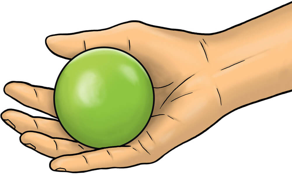 Prise en main d’une boule de pétanque par une personne âgée découvrant la pétanque ou ayant des problèmes de préhension : un geste classique en maison de retraite