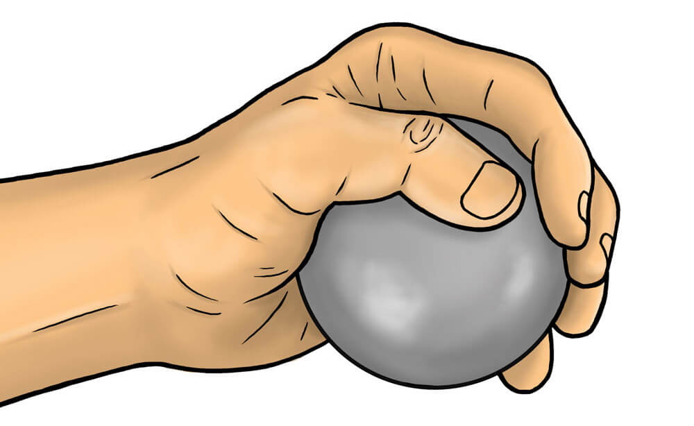 Prise en main d’une boule de pétanque d’intérieur par une personne âgée expérimentée