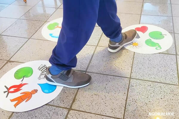 marcher sur les cartes du Dobble XXL