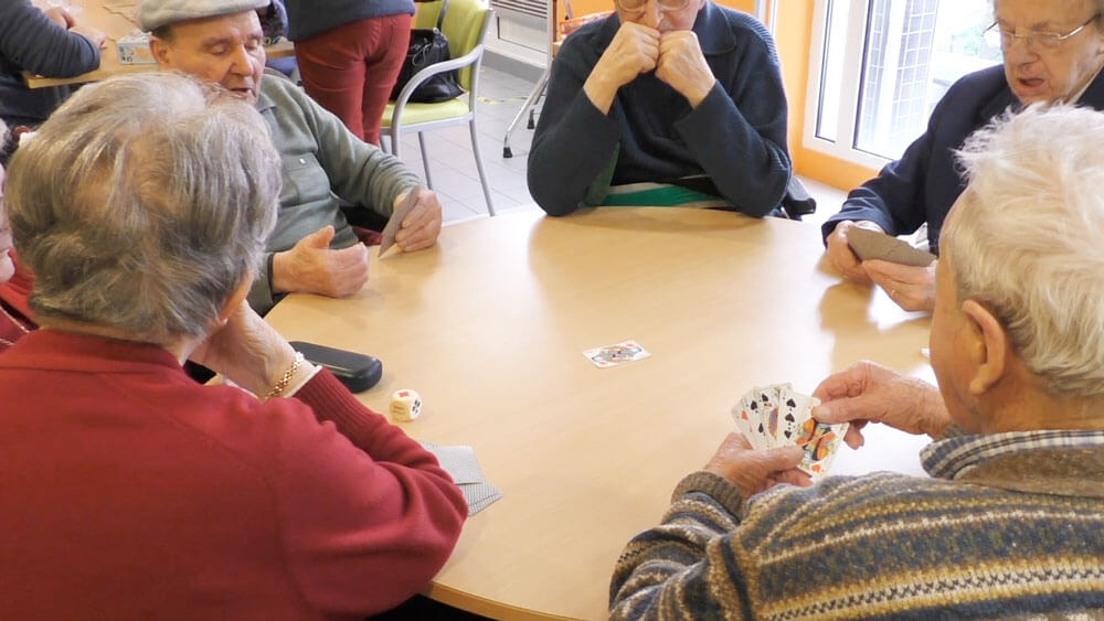 jeux de cartes personnes-âgées