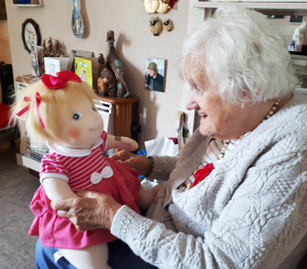 Poupée d'empathie pour personne atteinte de la maladie d'Alzheimer