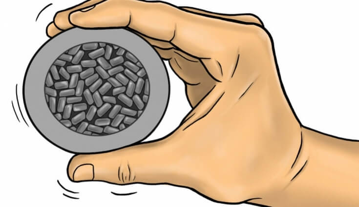 Une boule de pétanque d'intérieur adaptée pour les personnes âgées