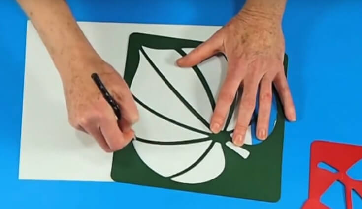 Comment utiliser des pochoirs en création manuelle