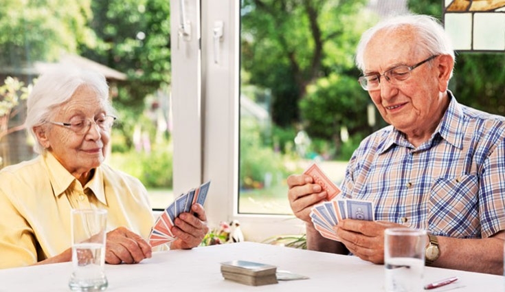 Comment choisir un jeu de cartes pour personnes malvoyantes ?